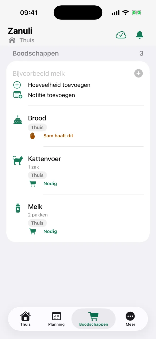 De gedeelde boodschappenlijst met brood, kattenvoer en melk, inclusief hoeveelheden.